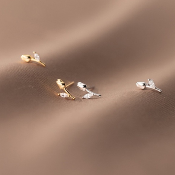 COPY - 925 Sterling Silver Winter Snowflake Stud Earrings - Picture 3 of 5